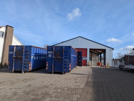 Die Umbaumaßnahmen an der Fahrzeughalle sind gestartet – hier zieht im nächsten Jahr das Team der Kreisfahrbücherei ein – samt Bus